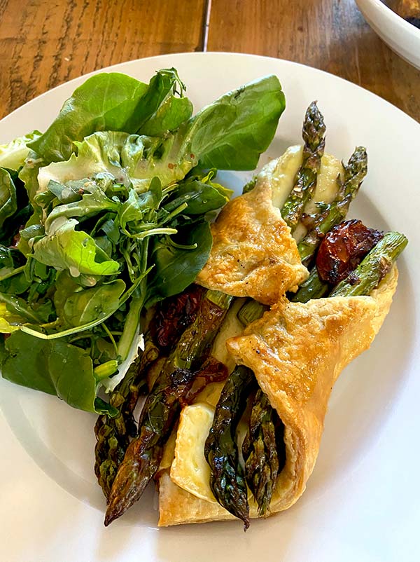 Asparagus and cheese puffs