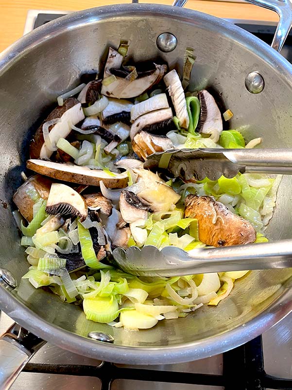 Fry the mushrooms and leeks