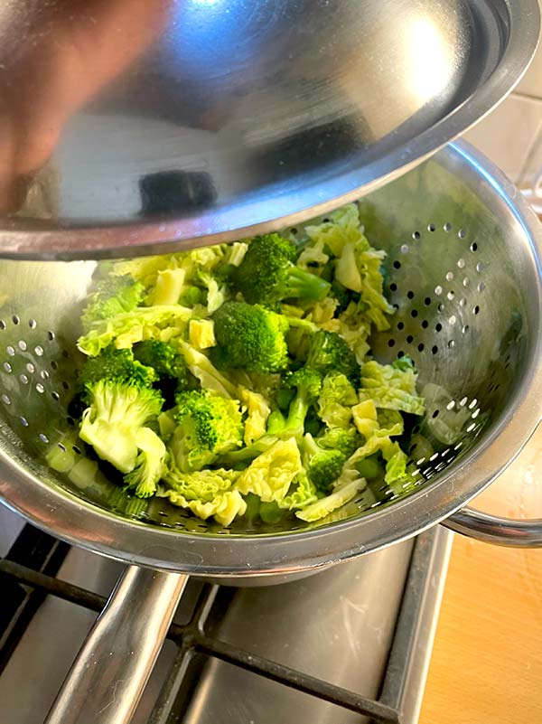 Steaming the mixed vegetables