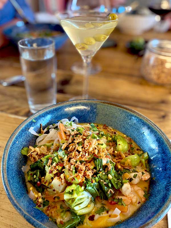 Prawn khao soi served with a martini