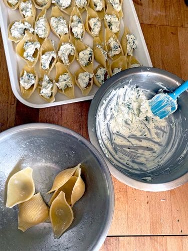 Filling pasta shells with ricotta