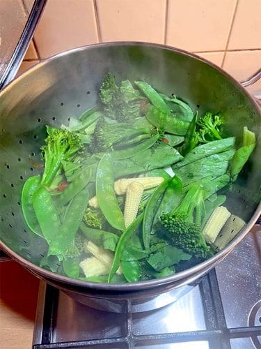 Steaming vegetables