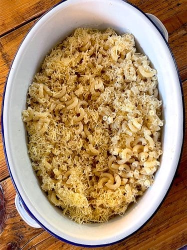 Chilli with macaroni ready to bake
