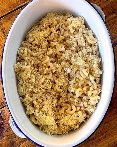 Chilli with macaroni ready to bake